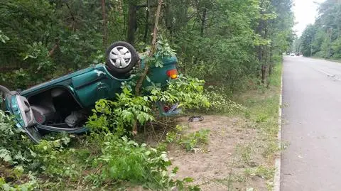 Pijany kierowca dachował. Samochód wpadł do lasu