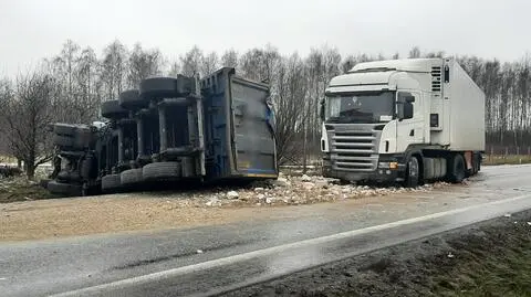 Tir przewrócił się na bok, auto dostawcze dachowało. Tragiczny wypadek na krajowej "50"