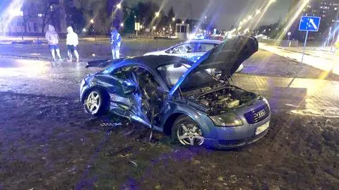 Dwa audi zderzyły się na Bielanach. Zmarła pasażerka jednego z nich