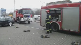 Samochód wjechał do salonu meblowego