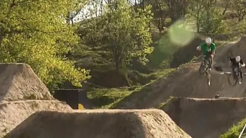 Kolarze grawitacyjni szaleją na ursynowskim pumptracku