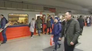 Cieknie woda na stacji metro Politechnika