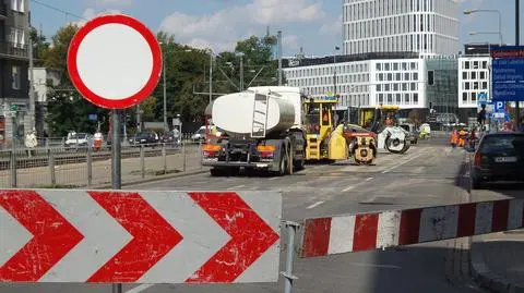 Wymieniają nawierzchnię na Puławskiej. "Chaos i dezorientacja na objeździe"