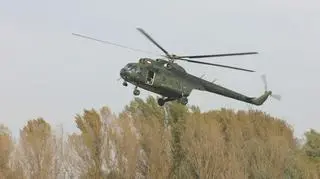 Helikopter nad rzeką