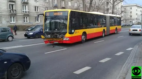 Rozbity autobus po zderzeniu z volkswagenem