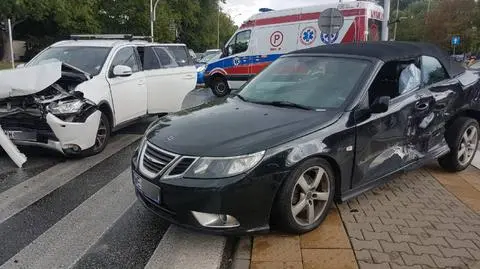 Wypadek dwóch aut na Mokotowie, dwie osoby w szpitalu