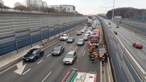 Samochód na betonowych barierach przy S8. Korek na kilka kilometrów