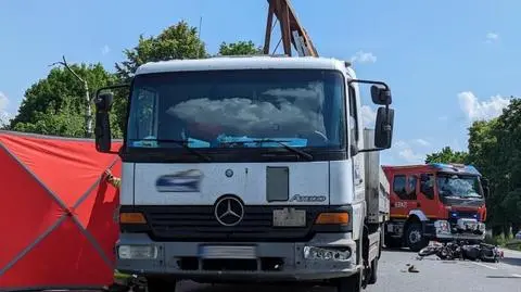 Motocyklista uwięziony pod tirem po wypadku. Nie udało się go uratować 