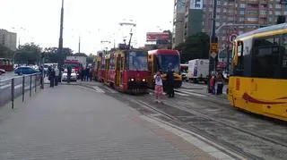 Samochód pomiędzy tramwajami