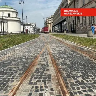 Fragmenty torów tramwajowych na placu Trzech Krzyży