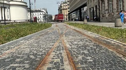 Fragmenty torów tramwajowych na placu Trzech Krzyży