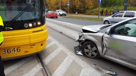 Utrudnienia dla tramwajów po zderzeniu trzech samochodów
