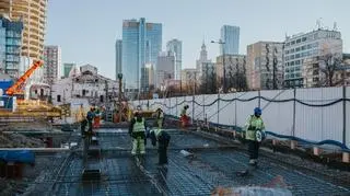 Przesuwanie budynku na terenie dawnej fabryki Norblina