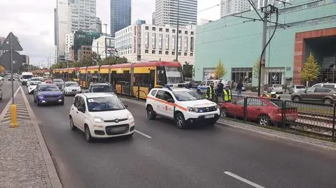 Zderzenie na rondzie Czterdziestolatka. Auto na torowisku, pasażer z kierowcą uciekli 
