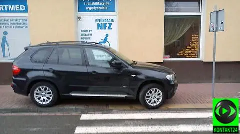 Środek przejścia dla pieszych? Nie szkodzi, przecież ma bmw