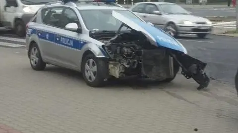 Zderzenie audi z radiowozem. "Dwaj kierowcy twierdzą, że mieli zielone"