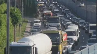 Kilkumetrowy korek w alei Prymasa