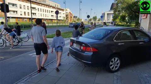 Parkowanie "po królewsku". Zastawił chodnik, bo robił zakupy