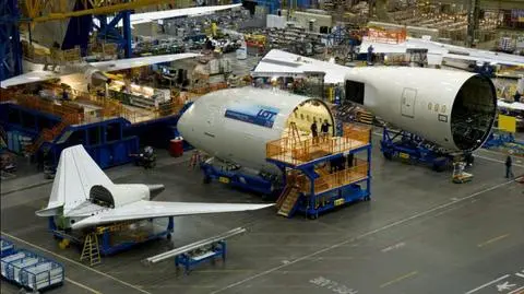 Pierwszy Dreamliner LOT-u w największym budynku świata