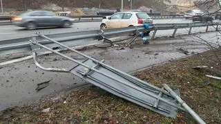 Samochód uderzył w barierki