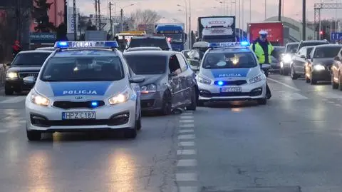 Policyjny pościg na Białołęce. "Uderzył w dwa auta"