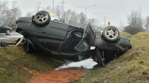 Auto dachowało i wpadło do rowu