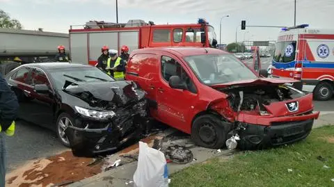 Zderzenie hondy i peugeota. Dwie osoby ranne
