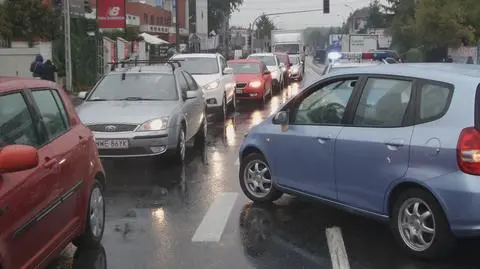 Wypadek na Radzymińskiej. Dwie osoby w szpitalu 