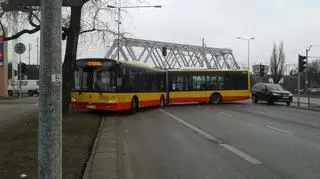 Autobus na trawniku na Radzymińskiej