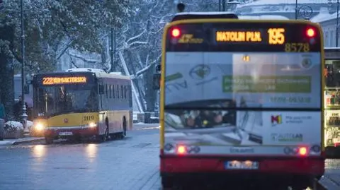 Koniec ferii, wracają linie szkolne. Aktywiści straszą cięciami