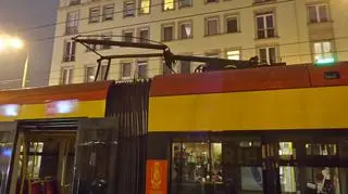 Uszkodzony tramwaj na Nowowiejskiej