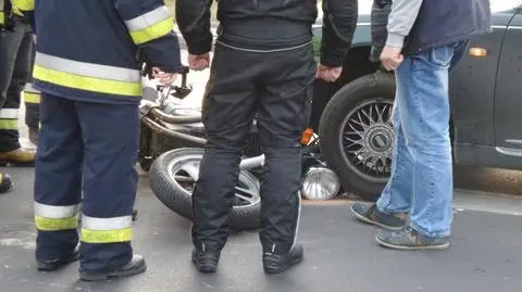 Motocyklista wjechał w rovera