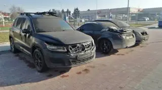 Spalone samochody na parkingu