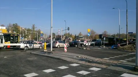 Nie otworzyli skrzyżowania, bo nie mieszczą się autobusy