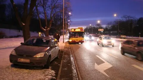 Autobus uderzył forda. Kobieta trafiła do szpitala