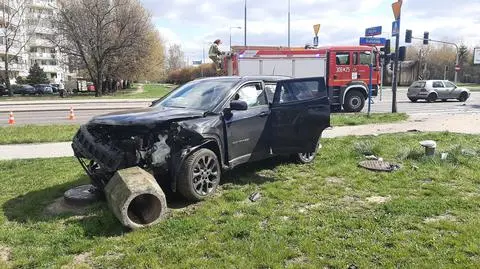 Zderzył się z innym autem, wpadł na przejście dla pieszych i uderzył w kosz