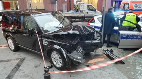 Land rover uderzył w BMW, skosił słupki i wjechał w budynek