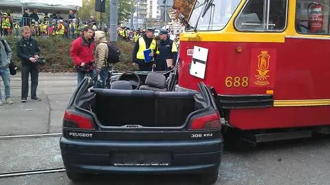Zderzenie kontrolowane. Samochód nie ma szans