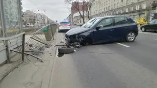 Auto uderzyło w barierki na Grochowskiej