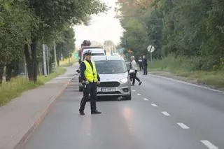 Samochód uderzył w latarnię na Płochocińskiej