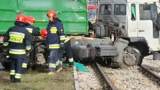 Ciężarówka wywróciła się na torowisko