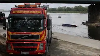 Wyciągają autobus z rzeki