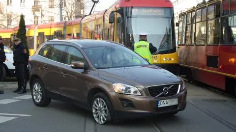 "17" zderzyła się z volvo. Stanęły tramwaje przy pl. Zbawiciela