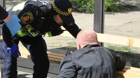 Pobity mężczyzna kilka godzin leżał na przystanku