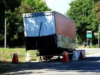 Porzucona naczepa z groźnymi substancjami w Czosnowie