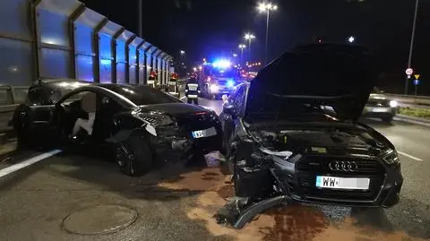 Kolizja trzech aut przy wjeździe na Trasę Siekierkowską 