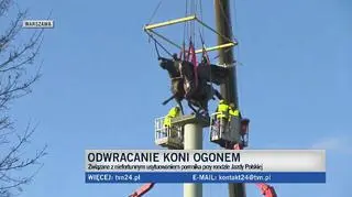 Reporter TVN24 o obracaniu pomnika