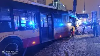 Miejski autobus uderzył w słup