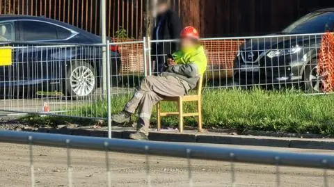 Rozkopane ulice i zniecierpliwieni mieszkańcy. Wykonawca tłumaczy się z tempa budowy tramwaju do Wilanowa