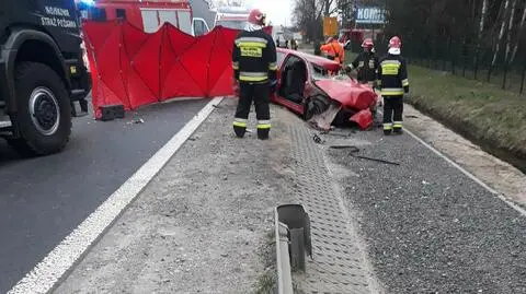 Wypadek z udziałem tira i osobówki na krajowej "50". "Ze wstępnych ustaleń wynika, że to zderzenie czołowe"